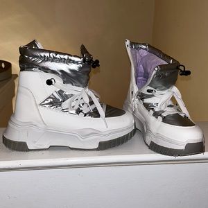 NEW NO TAGS SNOW BOOTS SIZE 37